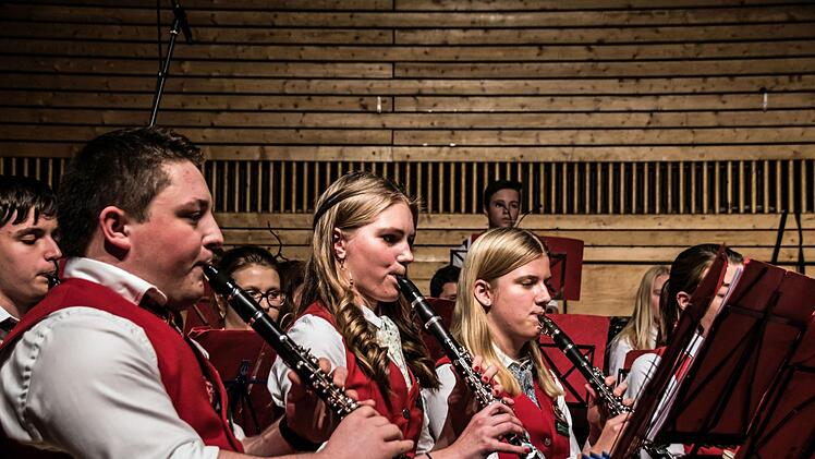 Impressionen vom Weihnachtskonzert mit dem Jugendorchester und dem Musikverein Stadt Rödental in der fast ausverkauften Franz-Goebel-Halle.Foto: Jochen Berger