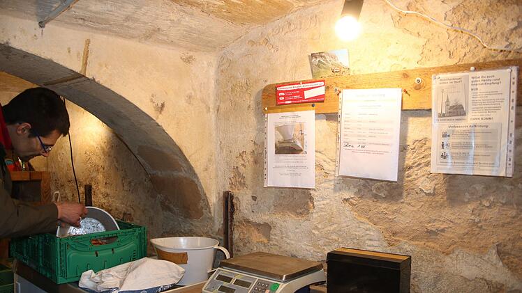 Im Keller wird das zur Verf&uuml;gung stehende Gem&uuml;se gelagert. Hier k&ouml;nnen die Beteiligten auch selbst auf Vertrauensbasis ihren Anteil abwiegen. Mirjam Stumpf