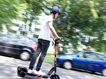 Am Donnerstag wurden zwei Menschen bei Unf&auml;llen mit E-Scootern schwer verletzt, am Freitag kam es erneut zu einem schweren Unfall. Symbolfoto: Roland Weihrauch/dpa