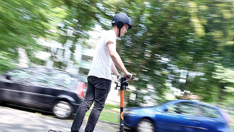 Am Donnerstag wurden zwei Menschen bei Unf&auml;llen mit E-Scootern schwer verletzt, am Freitag kam es erneut zu einem schweren Unfall. Symbolfoto: Roland Weihrauch/dpa