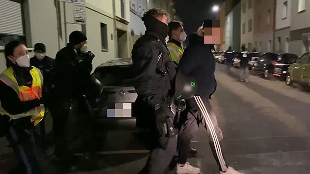 Kind bei Corona-Demonstration verletzt: Schlagstöcke und Pfefferspray kommen zum Einsatz