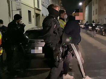 Kind bei Corona-Demonstration verletzt: Schlagstöcke und Pfefferspray kommen zum Einsatz