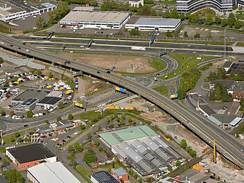 Luftaufnahme der Hochbrücke Bayreuth vom 27. April 2024.