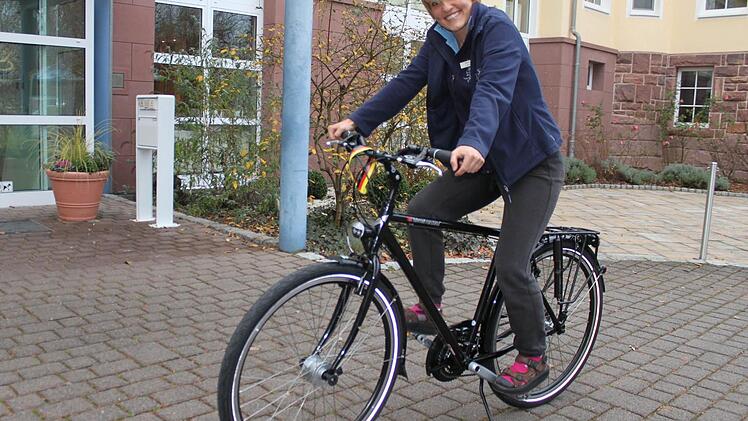 Hauptpreis gewonnen: Die Physiotherapeutin Julia Gottschalk freut sich über ihr neues Fahrrad.  Foto: Herteux