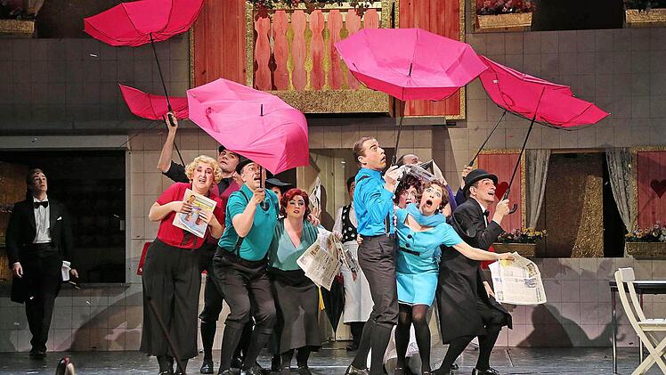 Effektvolle Akzente setzt der Chor des Landestheaters.