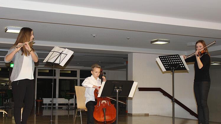 Julia Strahwald (17, Violine), Elias Berner (14, Violoncello) und Carolin Grasser (17 Flöte) Foto: fra-press