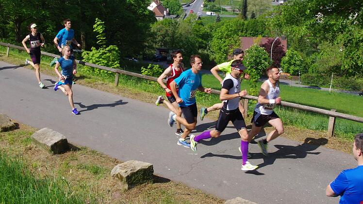 Bereits beim Start des Lucas-Cranach-Laufs waren die ersten fünf im Gesamtklassement vorne, unter ihnen der spätere Sieger Felix Mayerhöfer (vorne links). Fotos: Heike Schülein