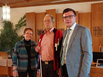 Bürgermeister Armin Warmuth (rechts) mit Anni Misch, der Sprecherin des Seniorenbeirats, und ihrem Stellvertreter Karl-Heinz Paul Foto: Arkadius Guzy