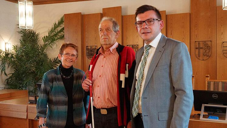 Bürgermeister Armin Warmuth (rechts) mit Anni Misch, der Sprecherin des Seniorenbeirats, und ihrem Stellvertreter Karl-Heinz Paul Foto: Arkadius Guzy