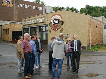 Parkregelungen beschäftigten den Eltmanner Bauausschuss am Montag an mehreren Besichtigungspunkten, unter anderem hier am Eschenbacher Dorfplatz. Foto: Sabine Weinbeer