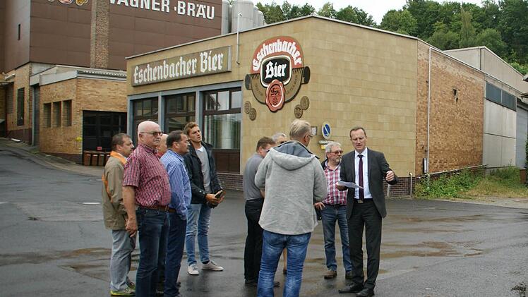 Parkregelungen beschäftigten den Eltmanner Bauausschuss am Montag an mehreren Besichtigungspunkten, unter anderem hier am Eschenbacher Dorfplatz. Foto: Sabine Weinbeer