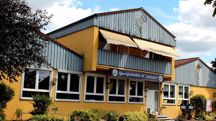 Das Sportheim bekam 1987/88 neue Satteldächer. Foto: Johanna Blum