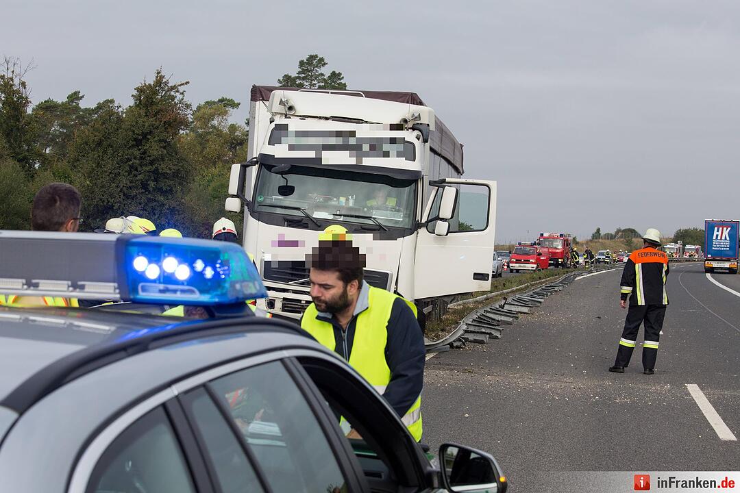 Lkw kracht nach Reifenplatzer auf A73 in Leitplanke