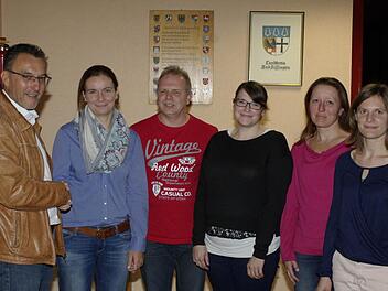 Bürgermeister Thomas Hack (l.) mit dem Vorstand des St.-Laurentius-Vereins. Vorsitzende ist Susanne Engel-Hammerl (2. v. l.). Zum Vorstand gehören Björn Heim, Bettina Beck, Marlene Kolb und Heike Frank.  Foto: Ehling