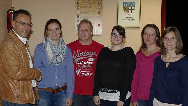 Bürgermeister Thomas Hack (l.) mit dem Vorstand des St.-Laurentius-Vereins. Vorsitzende ist Susanne Engel-Hammerl (2. v. l.). Zum Vorstand gehören Björn Heim, Bettina Beck, Marlene Kolb und Heike Frank.  Foto: Ehling