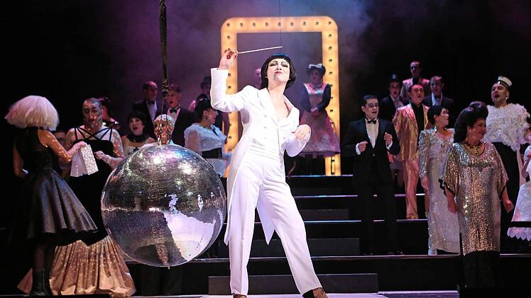 Szene aus "Ball im Savoy" am Landestheater CoburgFoto: Henning Rosenbusch