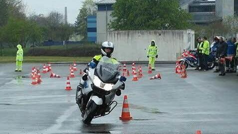 Bremsen und Kurven fahren - nicht ganz ungefährlich auf dem nassen Asphalt