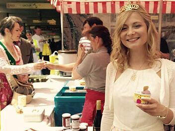 Die Sander Weinprinzessin Elisabeth Goger testet Wein-Eis. Fotos: privat