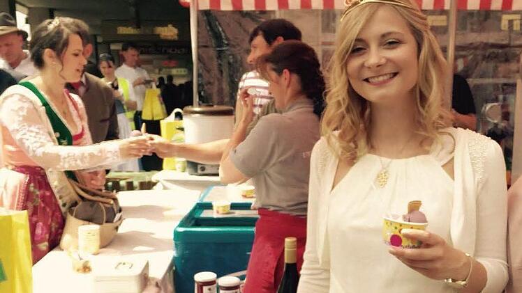 Die Sander Weinprinzessin Elisabeth Goger testet Wein-Eis. Fotos: privat