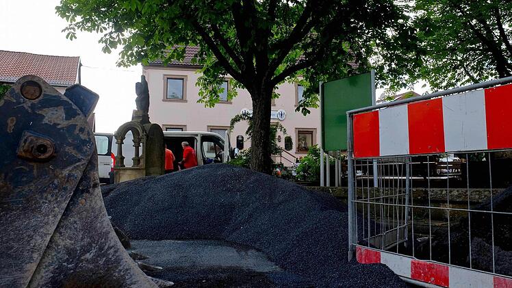 Der Marktplatz von Oberthulba wird umgestaltet.  Fotos: Gerd Schaar