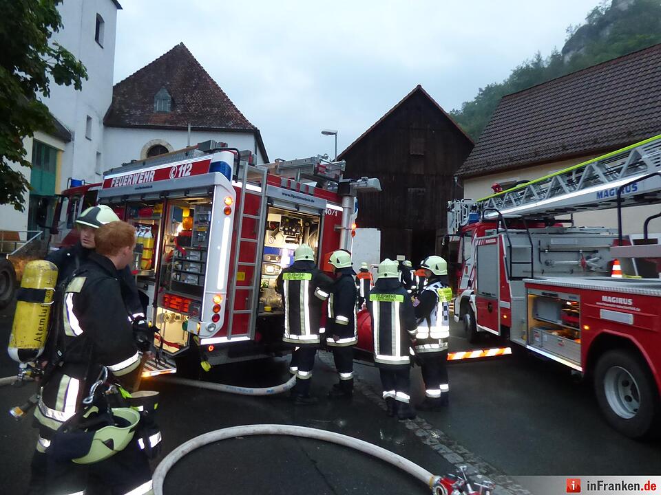 Feuer in Tüchersfeld: Auto in Flammen, Garage brennt aus