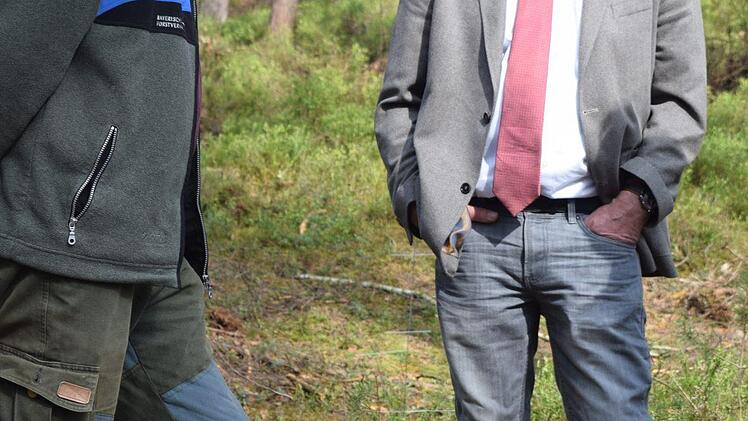 Besondere Anlässe erfordern besonderes Schuhwerk: Frank Rebhan in Anzug und Gummistiefeln (hier im Gespräch mit Frank Wystrach). Foto: Daniela Pondelicek