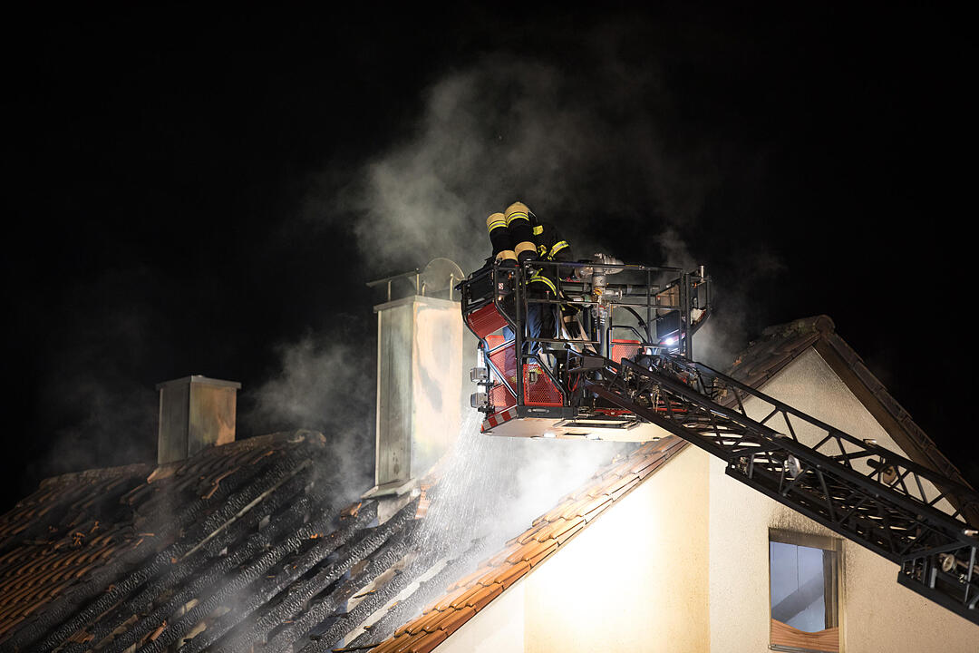 Blitzschlag setzt Dachstuhl in Brand