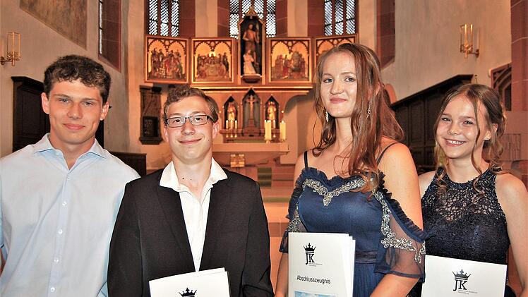 Die vier Klassenbesten (von links) Jan Knoll (10a), Felix Leuze (10b; mit der Gesamtnote 1,33 zugleich Jahrgangsbester), Katharina Friesen (10c) und Lena Weingart (10d)Sigismund von Dobschütz