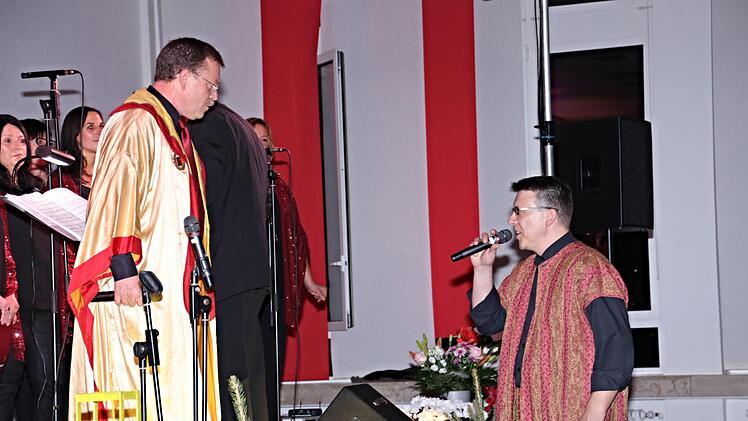 König Herodes (Gerald Müller rechts) und Jesus (Diethelm Schorscher links) bei dem Medley "Jesus Christus Superstar. Foto: Helmut Will