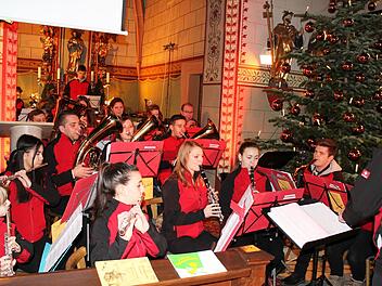 Dirigent Karlheinz Kerner und seine 25 Musiker konnten sich erneut über ein volles Gotteshaus freuen. Foto: Martin Dirauf