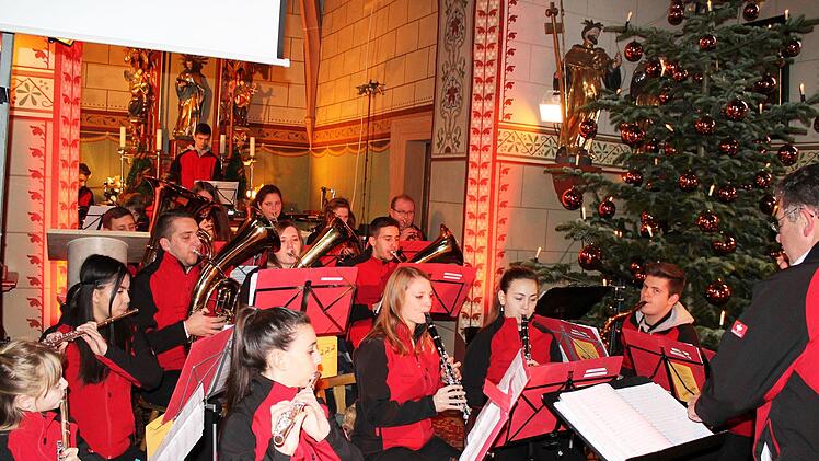 Dirigent Karlheinz Kerner und seine 25 Musiker konnten sich erneut über ein volles Gotteshaus freuen. Foto: Martin Dirauf