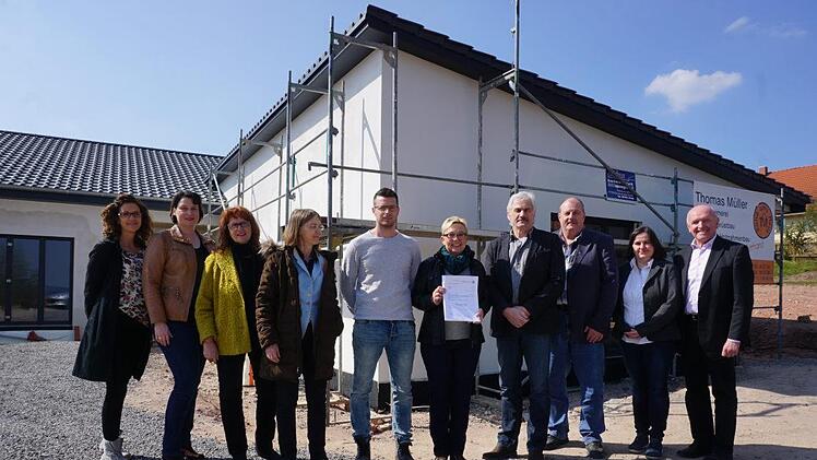 Gruppenbild anlässlich der Übergabe des Leader-Fördermittelbescheides für das Dorfgemeinschaftshaus in Langenleiten (von links):  Koordinatorin der Stiftung Anna Keßler, Antje Voll (Stiftungsrat), Rosa Strauss-Carl (Stiftungsrat), Ursula Schneider (Regionalmanagement), André Keßler (Stiftungsvorstand), Brigitte Schmidt (Stiftungsvorstand), Günther Schmitt (Stiftungsvorstand/Bauleitung),  Walter Fürst (Amt für Ernährung, Landwirtschaft und Forsten), Bürgermeisterin Sonja Reubelt und Landrat Th...