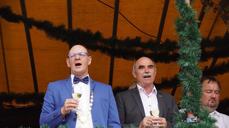 Textsicher beim Frankenlied: Bürgermeister Thomas Stadelmann und Weinbaupräsident Arthur SteinmannSabine Weinbeer