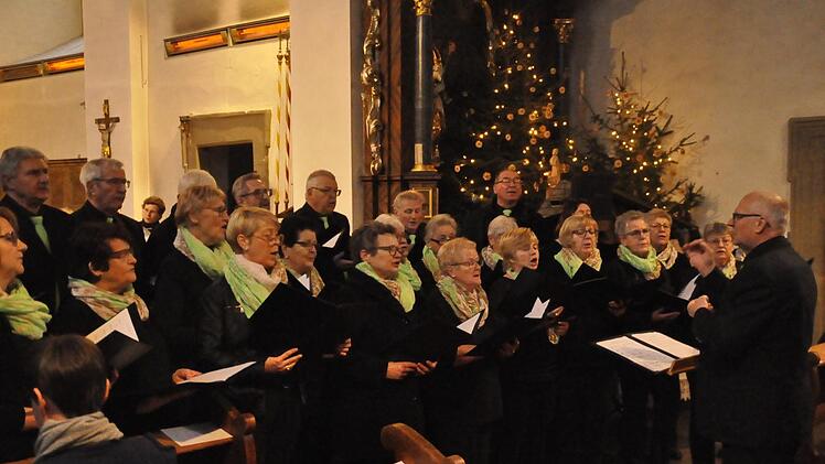 Die Sängervereinigung Burkardroth unter der musikalischen Leitung von Elmar Brehm bezauberte durch ihre mehrstimmigen Advents- und Weihnachtslieder. Foto: Peter Klopf