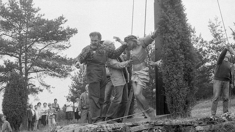 Der Christuskorpus wird 1989 nach der Restaurierung wieder angebracht.Archiv/Heike Beudert