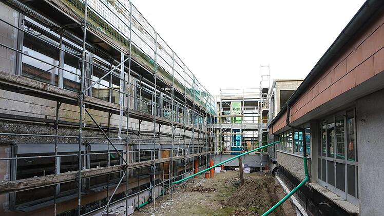Das Schulhaus der Grund- und Mittelschule Hallerndorf wird saniert. Foto: Barbara Herbst