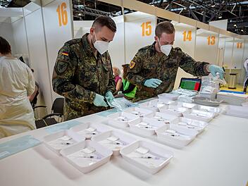 So ähnlich wie im Impfzentrum in Berlin-Treptow könnte es bald in Coburg aussehen, wenn das Impfzentrum eingerichtet wird.