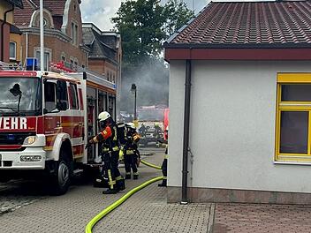 Feuerwehr Neustadt bei Coburg: Einsatzkräfte veranstalten spektakuläre Übung für Schaulustige