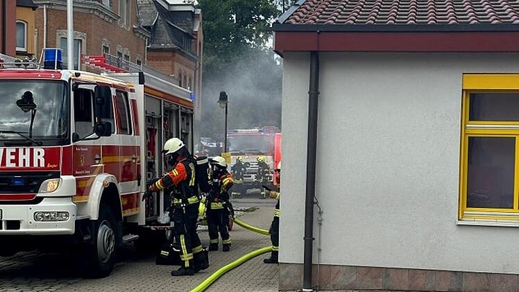 Feuerwehr Neustadt bei Coburg: Einsatzkr&auml;fte veranstalten spektakul&auml;re &Uuml;bung f&uuml;r Schaulustige