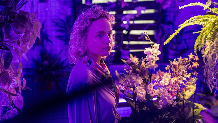 Als Nathalie (Luise von Finckh) im Haus ihres Peinigers einen Raum voller Orchideen entdeckt, findet sie ein Gesprächsthema, mit dem sie ihn zum Verbündeten machen und schließlich zu ihrer Freilassung überreden kann.