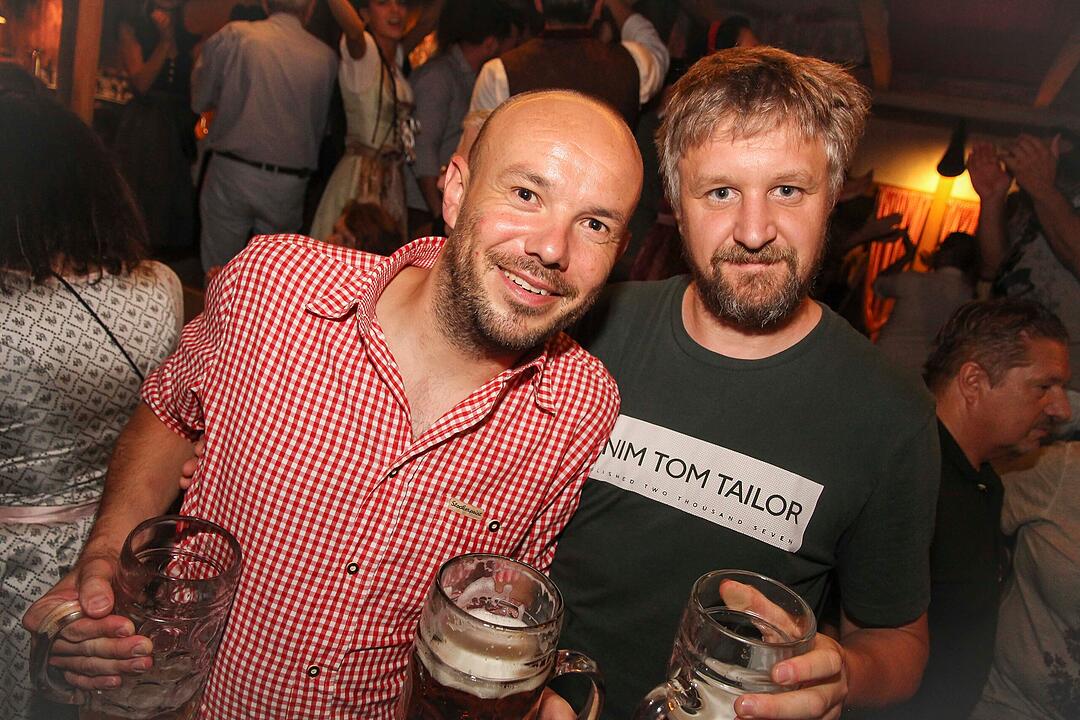 Tanzen, Feiern, Mitsingen &ndash; bayerische Partystimmung bis Mitternacht.