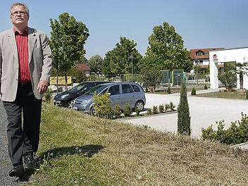 Die Tierarztpraxis (rechts)  hat ihren Betrieb schon aufgenommen, der Zaun (hinten) schützt die Baustelle für die neue Allgemeinarztpraxis, die im Frühjahr 2013 eröffnet wird. Bürgermeister Michael Boßecker ist froh, dass sich die Gemeinde Untersiemau in Sachen medizinischer Versorgung auf dem richtigen Weg befindet. Foto: Berthold Köhler