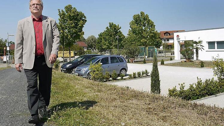 Die Tierarztpraxis (rechts)  hat ihren Betrieb schon aufgenommen, der Zaun (hinten) schützt die Baustelle für die neue Allgemeinarztpraxis, die im Frühjahr 2013 eröffnet wird. Bürgermeister Michael Boßecker ist froh, dass sich die Gemeinde Untersiemau in Sachen medizinischer Versorgung auf dem richtigen Weg befindet. Foto: Berthold Köhler