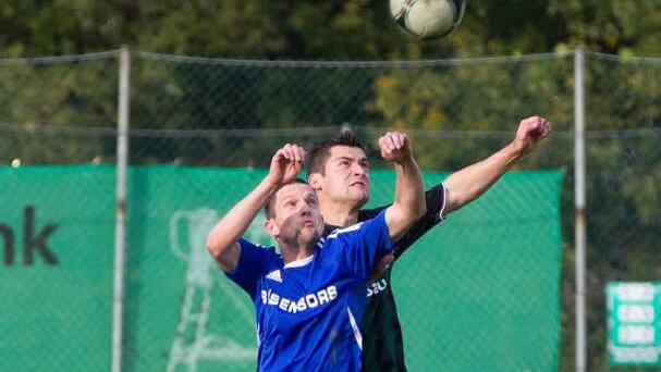 Bei der 2:3-Niederlage in Etzenricht erzielte Frank Fugmann (rechts) beide Friesener Tore. Ist er auch heute im Spitzenspiel gegen die SpVgg SV Weiden erfolgreich? Foto:  Heinrich Weiß