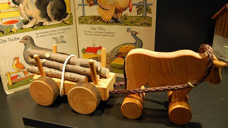 Ein Gespann mit Kuh vorne dran - damit spielten die Kinder früher.