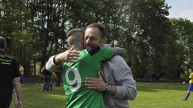 Gut gespielt und den Titelgewinn in der A-Klasse Rhön 2 mindestens so gut gefeiert hat die SpVgg Haard.