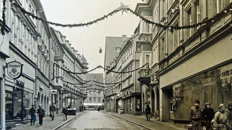 Die Coburger Judengasse im Jahr 1984 auf dem Weg zur Fußgängerzone. Noch prägt die Trennung zwischen Bürgersteig und Straße das Bild der Gasse.Foto: Archiv
