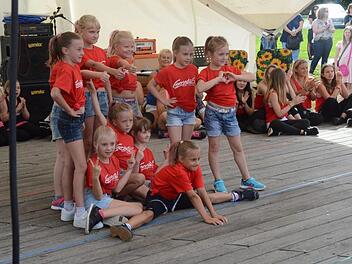 Caerobics war mit einem Riesenaufgebot an Tänzerinnen erschienen, die Jüngsten machten den Anfang.
