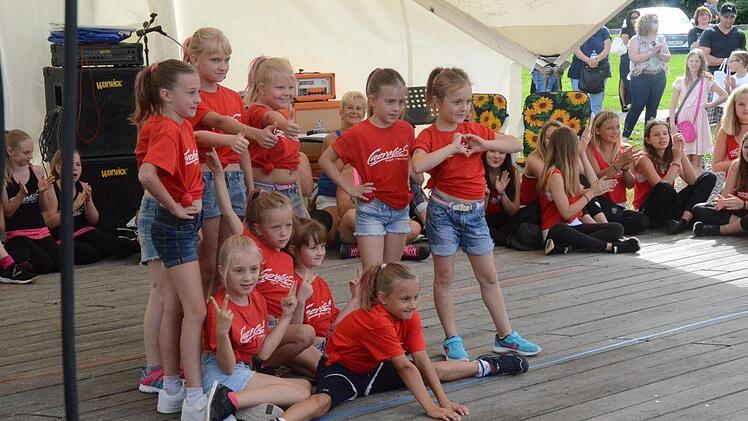 Caerobics war mit einem Riesenaufgebot an Tänzerinnen erschienen, die Jüngsten machten den Anfang.