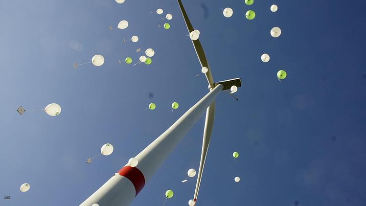 Luftballons schweben am neuen Windrad in die Luft. Fotos: Joseph Beck